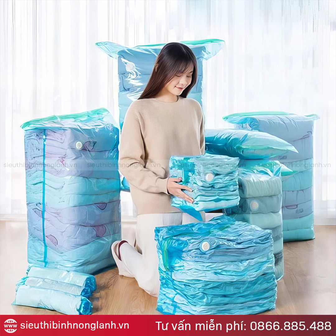 Máy giúp nén chăn ga gối xuống còn 20-30% kích thước ban đầu, cho phép lưu trữ nhiều sản phẩm hơn trong kho hoặc cửa hàng. Ví dụ, một túi chăn bông cỡ lớn sau khi ép chỉ dày 3-5cm, giúp tiết kiệm tới 70% diện tích so với đóng gói thông thường.